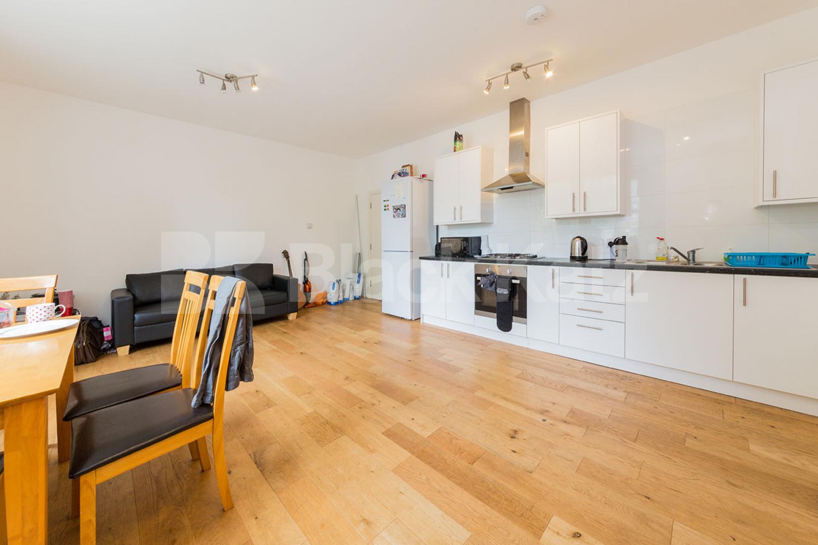 Bright and airy 3 bedroom property with a spacious lounge Hillmarton Road, Islington 